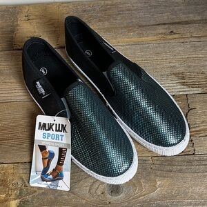 Women’s muk luk sport teal gym shoes/sneakers. Size 8. NWT.